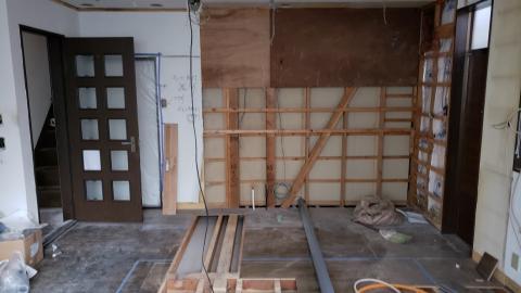 川崎市中原区キッチン解体後　水道、ガス等の位置決め写真