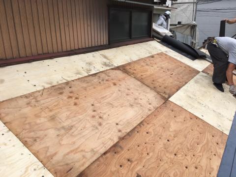 品川区小山台傷んだ屋根を補修、新しいコンパネ剤を張り上げてる写真