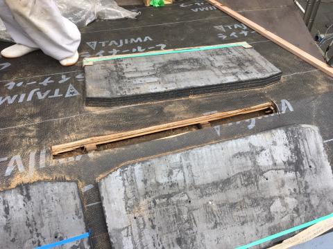 品川区小山台下地材の防水シートを敷き、屋根に換気棟の板金を穴へ取り付けた写真