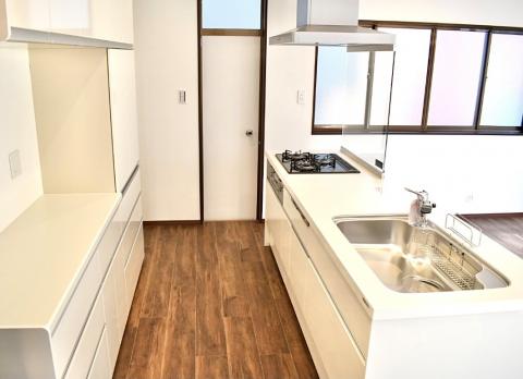 川崎市中原区キッチン側の広い空間写真