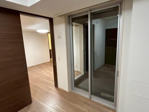 品川区小山台で賃貸マンション退去後のクリーニングする部屋写真