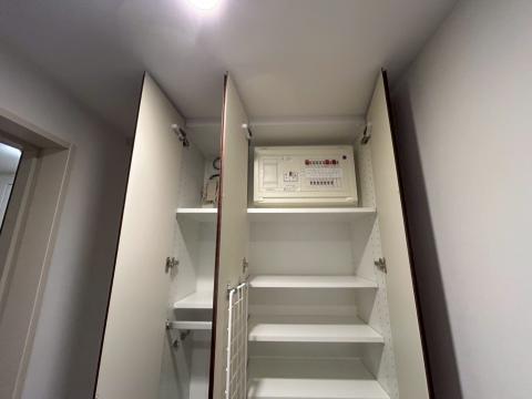 品川区小山台で賃貸マンション退去後の収納棚のクリーニング写真
