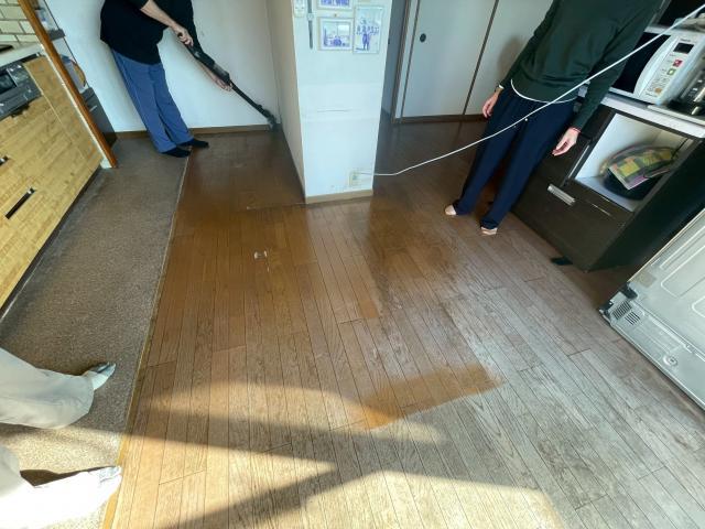 西小山のマンションで経年劣化した床を掃除している写真