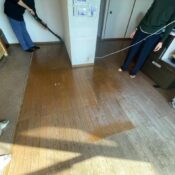 西小山のマンションで経年劣化した床を掃除しているスタッフの写真