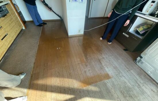 西小山のマンションで経年劣化した床に重ね張りでクッションフロアを施工しました