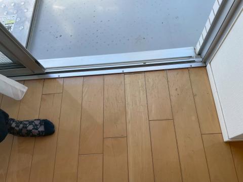 目黒区目黒本町でフローリング劣化傷違う角度から撮った写真