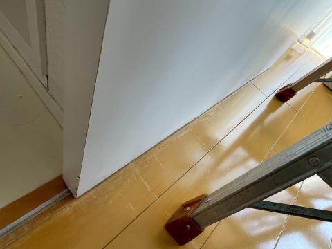 目黒本町のマンション引き戸の劣化傷写真