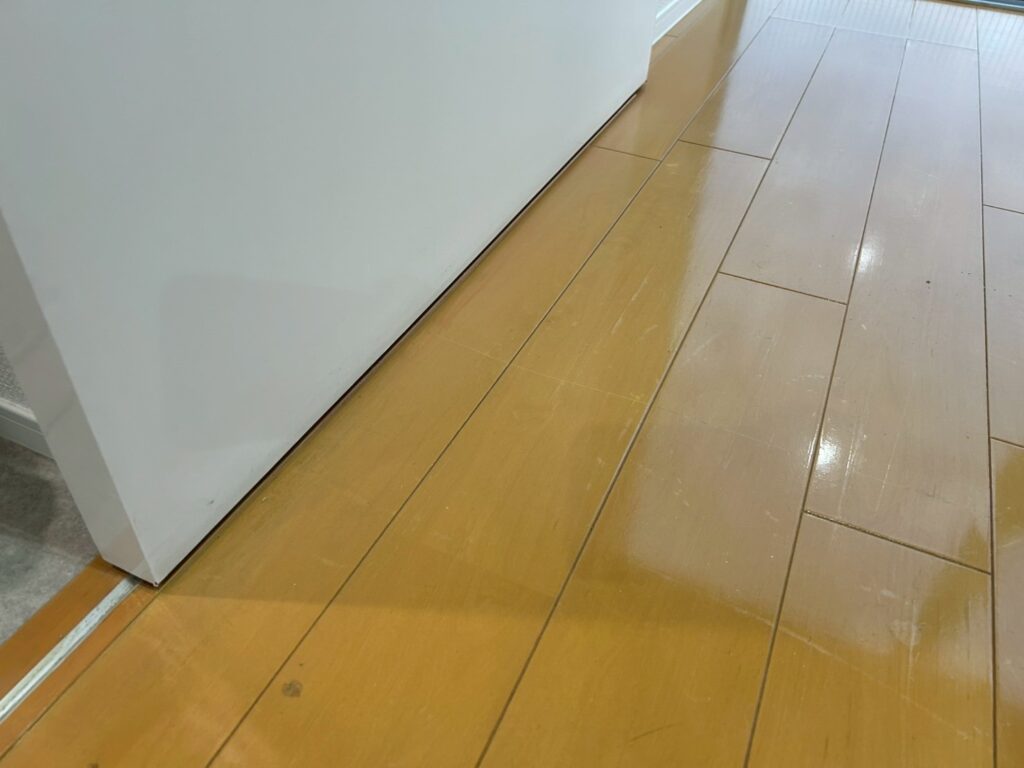 目黒区目黒本町でフローリング引き戸周り劣化傷修復写真