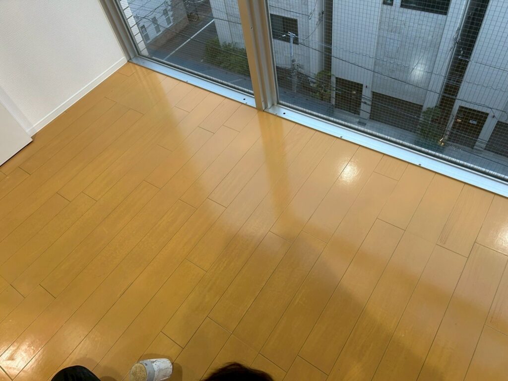 目黒区目黒本町のマンションでフローリング劣化傷リペア写真