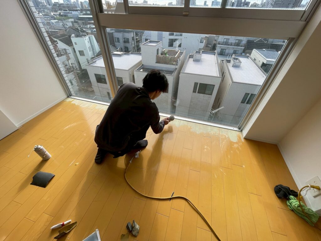 目黒区目黒本町マンションフローリングの」」リペアをスタッフがしている写真