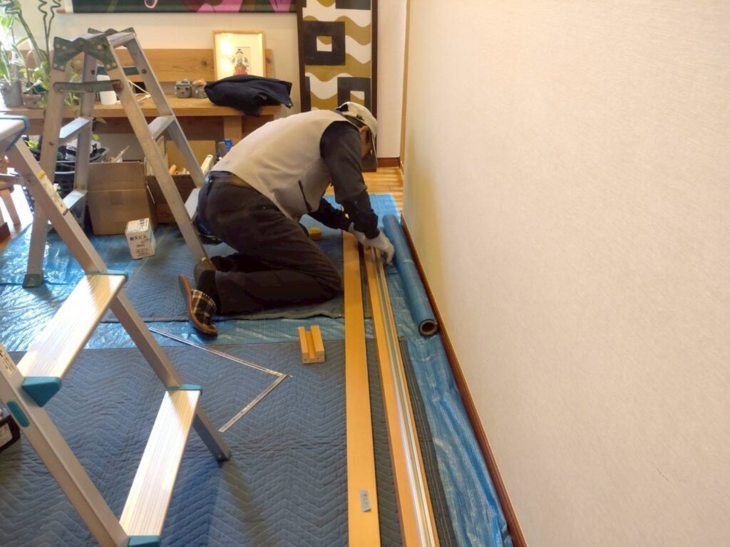 目黒区大岡山で猫脱走防止扉の枠組みを現地で作っている写真