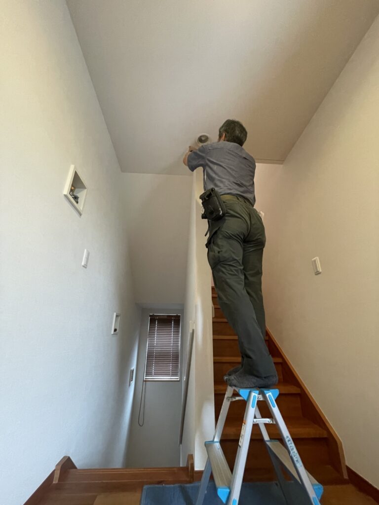 目黒区大岡山で猫脱走扉造作のためスタッフが扉をつける場所を調べている写真