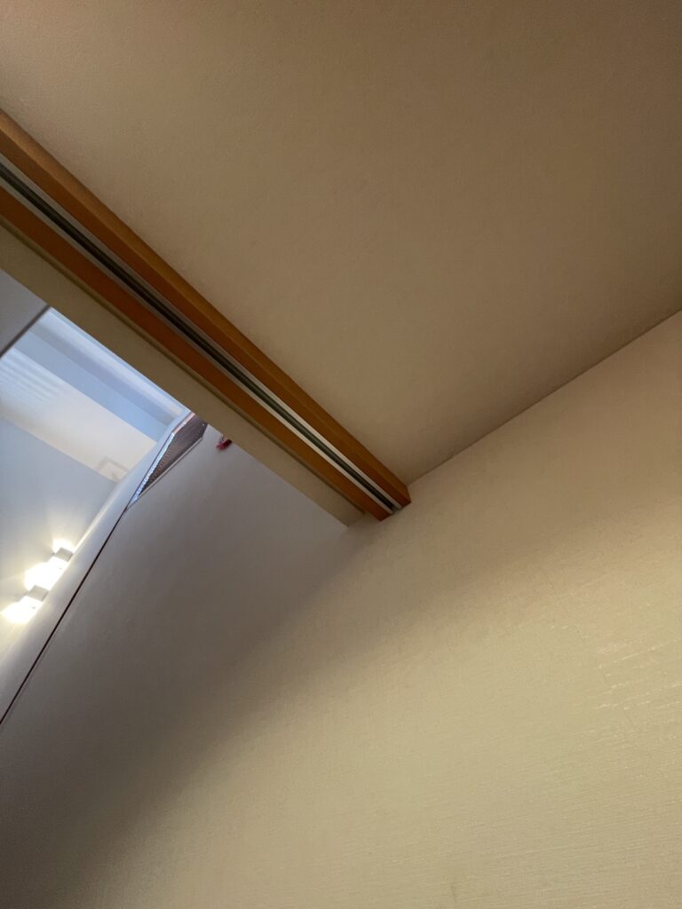 目黒区大岡山で猫脱走防止の造作扉のレールの写真