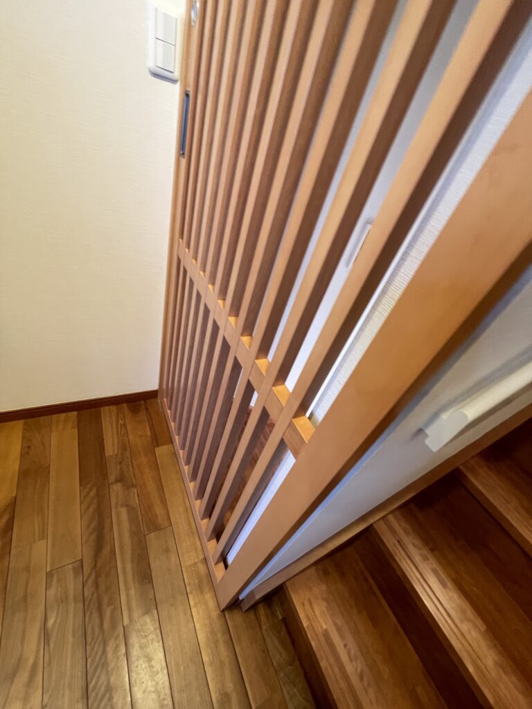 目黒区大岡山で猫脱走防止造作扉下から見た写真