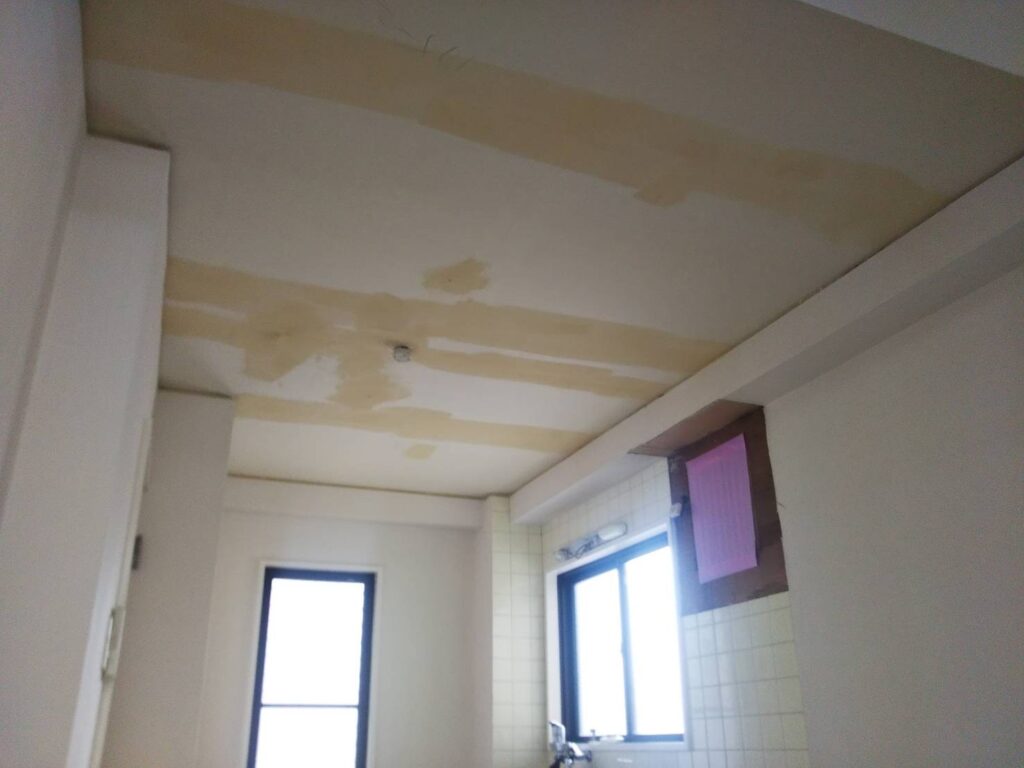 武蔵小山賃貸マンション天井クロス張替え前写真