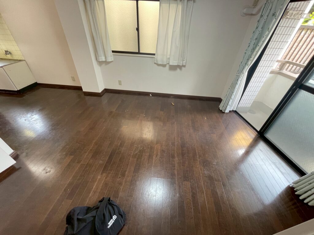武蔵小山賃貸マンションフローリングリフォーム前掃除した写真