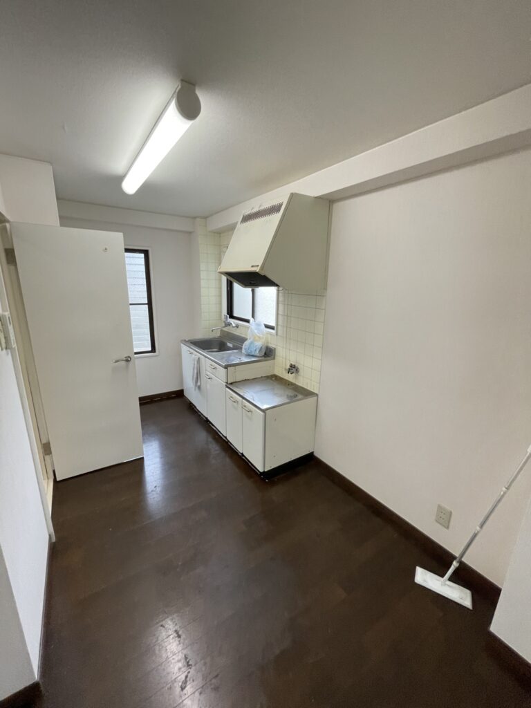 武蔵小山賃貸マンション部屋全体の掃除している写真