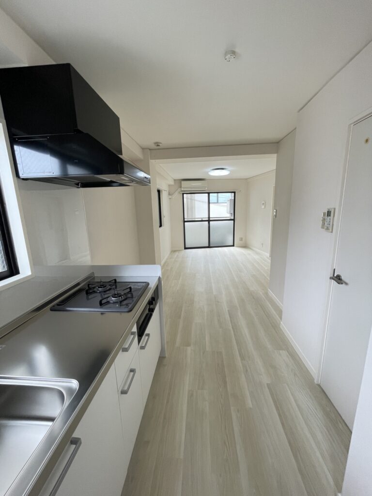 武蔵小山の賃貸マンションで床の重ね張りフロアタイルの写真