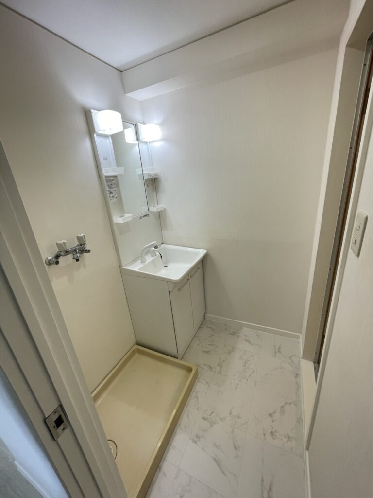 武蔵小山の賃貸マンションの洗面所床重ね張りした写真