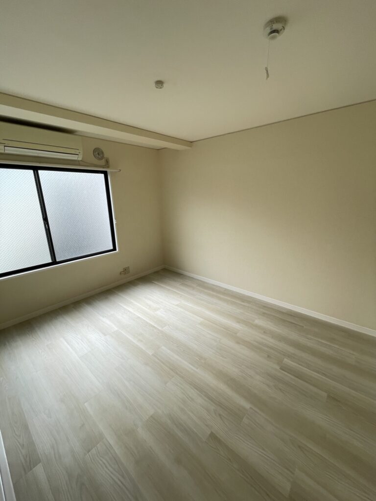 武蔵小山の賃貸マンションで床重ね張りした部屋のフロアタイルの写真