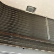 品川区五反田のトレーニングジム天井型エアコン内部洗浄前写真