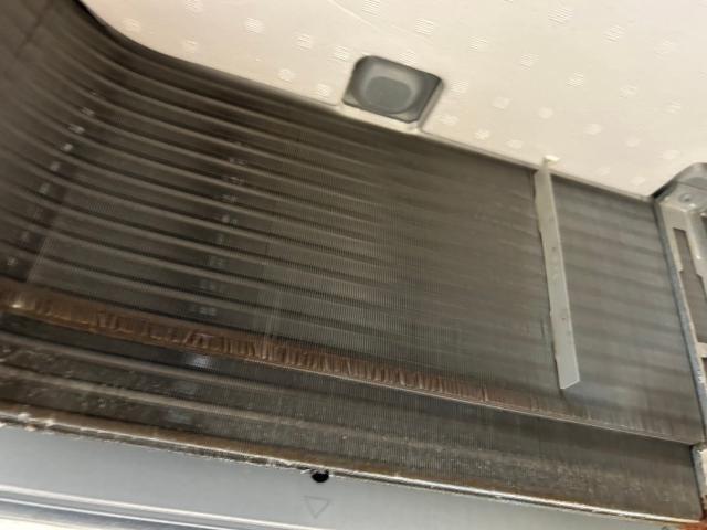 品川区五反田のトレーニングジム天井型エアコン内部洗浄する写真