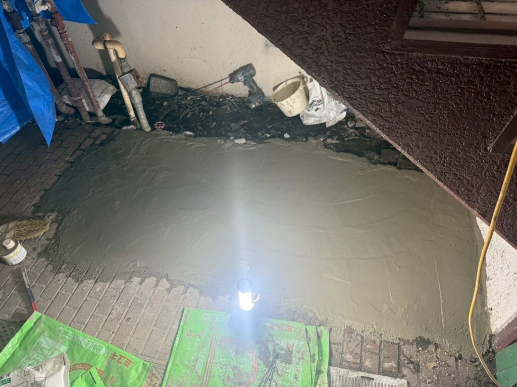 西小山マンション土間コンクリート流し込み写真