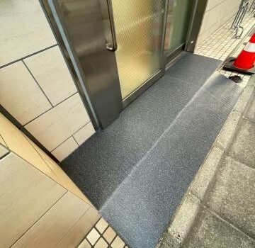 武蔵小山にある保育園の出入口に滑り止めとしてスロープ用長尺シートを施工しました