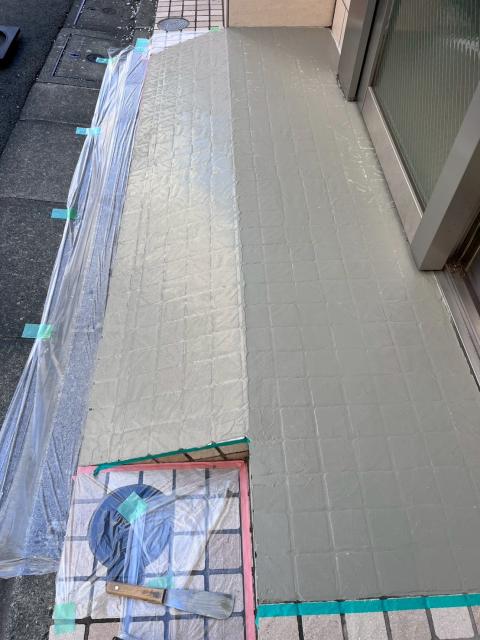 武蔵小山にある保育園の出入口シートを張っている写真