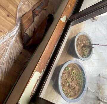 武蔵小山で経年劣化した掃き出し窓枠のシートを貼りました
