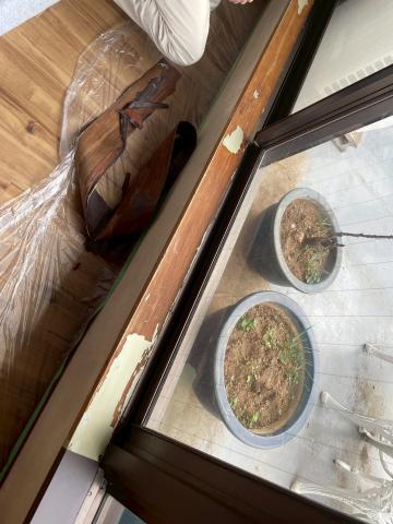 武蔵小山で経年劣化した掃き出し窓枠の既存写真