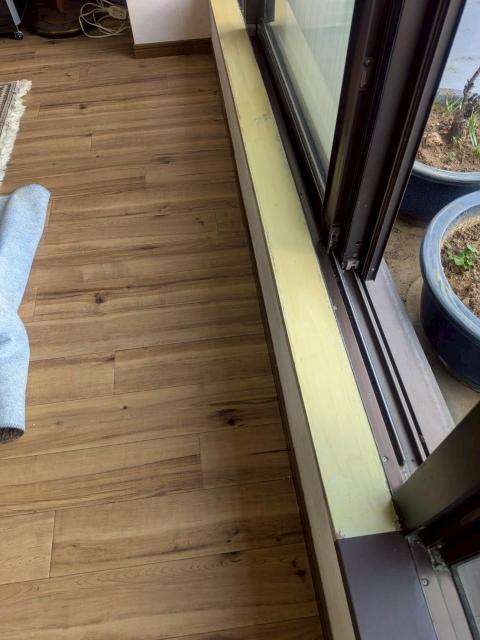 武蔵小山で経年劣化した掃き出し窓枠にプライマー塗布後確認の写真