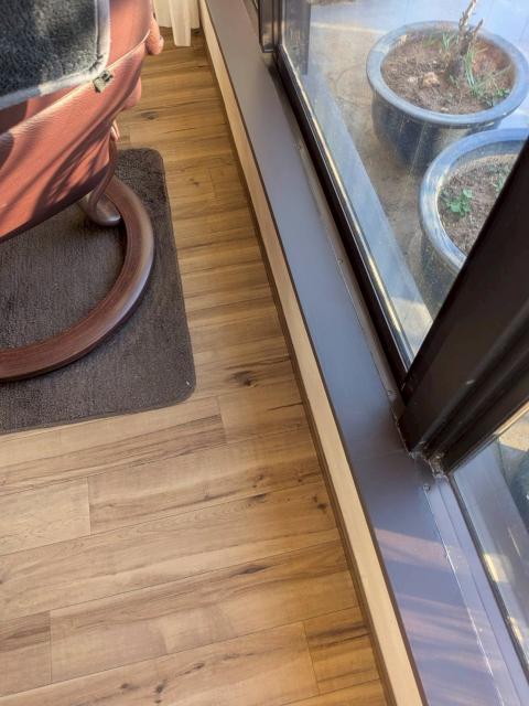 武蔵小山で経年劣化した掃き出し窓枠のシートを張った完成写真
