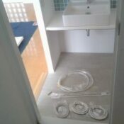 目黒区目黒本町で経年劣化した浴室ドアパッキン交換の写真