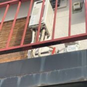 品川区小山台のアパート鉄骨階段のケレン作業とサビ止め塗装の写真