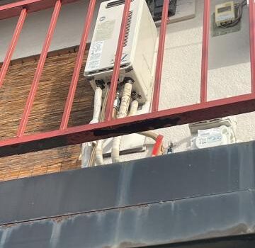 品川区小山台のアパートで鉄骨階段のケレン作業とサビ止め塗装を始めました