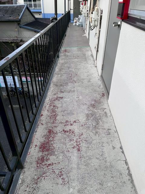 品川区小山台のアパート鉄骨階段の廊下長尺シートを撤去した写真
