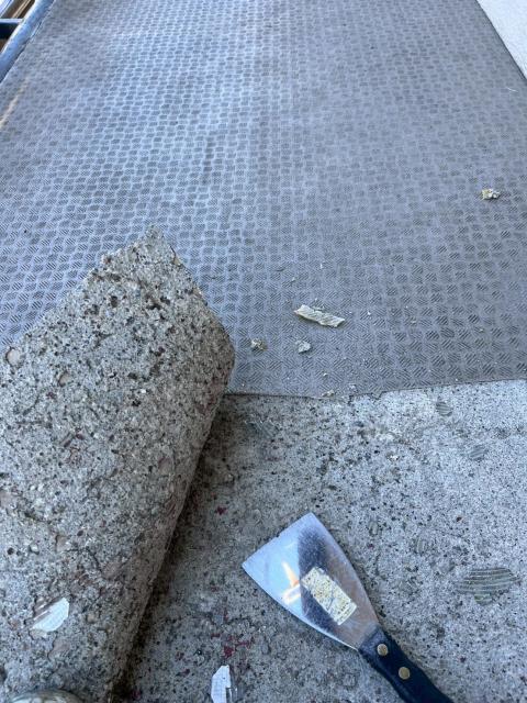品川区小山台で鉄骨階段の長尺シートを剥がす写真