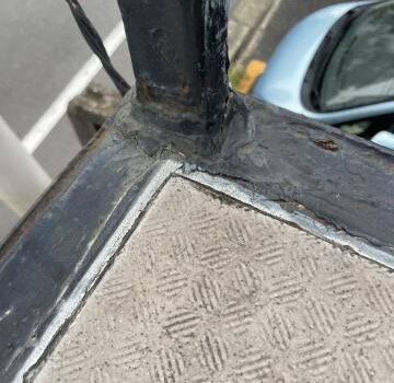 品川区小山台のアパートで劣化した鉄骨階段の改修工事のため長尺シートを撤去しました