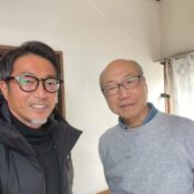 品川区中延で床の滑らないシートと手すりの工事をご依頼されたお客様との写真