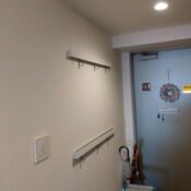 品川区戸越のマンションの玄関にハンガーラック設置完成写真