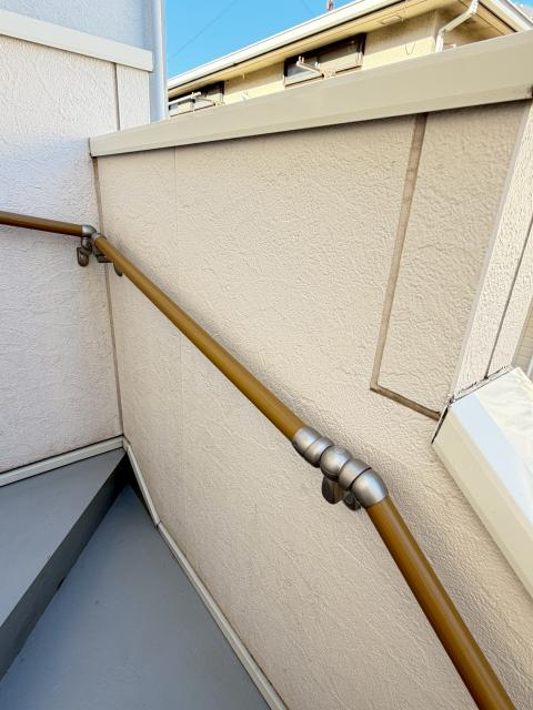 目黒本町のアパート階段手すりのブラケットの上の手摺棒ジョイントした写真