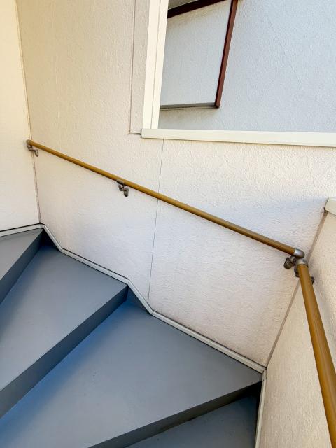 目黒本町のアパート階段手すりのブラケットの上に手摺棒固定してジョイントした写真