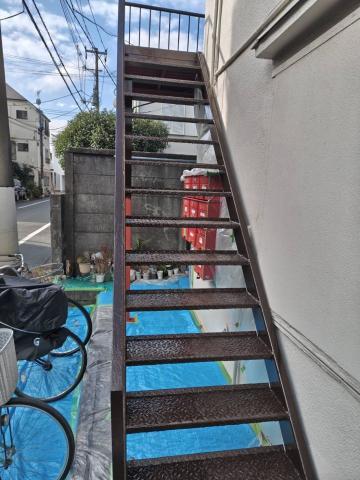 品川区小山台でアパートの鉄骨階段の塗装が仕上がった写真