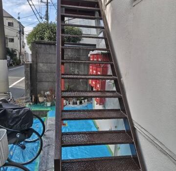 品川区小山台のアパートで鉄骨階段の塗装仕上げをします