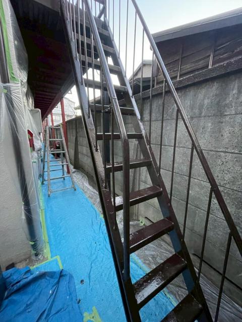 品川区小山台のアパートで鉄骨階段上塗り仕上げ写真