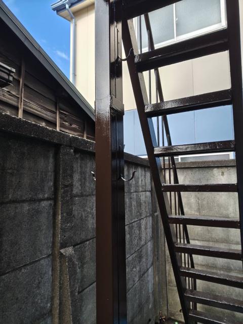 品川区小山台のアパートで鉄骨階段の中塗り写真