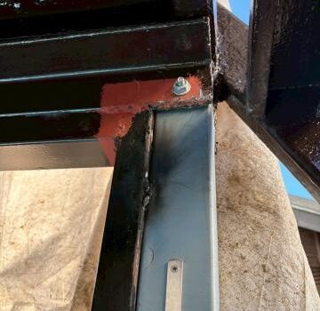 品川区小山台のアパートの鉄骨階段改修工事で柱の入れ替えを行いました