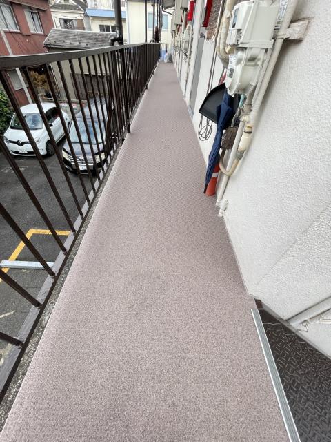 品川区小山台のアパートの2階の共用廊下長尺シート全部貼り終えた写真