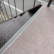 品川区小山台アパートの2階共有廊下の長尺シート張った写真